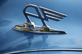 Austin Atlantic A90 Cabriolet (1950) - Verzierung auf der Motorhaube - am Swiss Classic British Car Meeting Morges vom 4. Oktober 2014