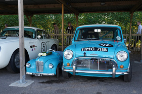 Austin Cooper im Paddock neben dem Austin J40 Tretauto von Joe Stanley, dem Gewinner des Settrington Cups - Goodwood Revival 2019