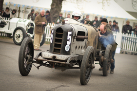 Austin Hall Scott  (1911) - Martin Chisholm vor dem Start zum Rennen der S.F. Edge Trophy