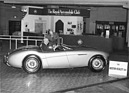 Austin Healey 100 (1952) - Leonard Lord lässt sich von  Donald Healey den Wagen erklären an der London Motor Show