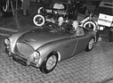 Austin Healey 100 (1952) - man beachte, dass der Wagen vorne noch mit Healey Hundred beschriftet ist, hinten aber bereits mit Austin-Healey 100