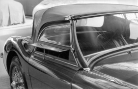 Austin-Healey 100 (1954) - zum Öffnen der Türe und zur Zeichengebung kann eine Klappe der Seitenteile gehoben werden - Genfer Automobilsalon 1954