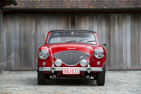 Austin-Healey 100/4 BN1 Coupé (1954) - die Frontansicht zeigt die fest montierte Frontscheibe, die eigens für die sechs Coupés angefertigt wurde