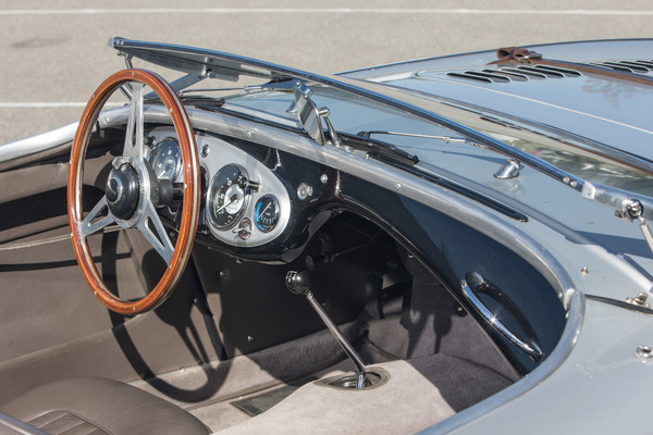 Austin-Healey 100 M (1955) - der Schalthebel liegt gut zur Hand