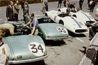 Austin-Healey 100 S (1953) - NOJ 392 und NOJ 393 ("verkleidet" als NOJ 391) in Le Mans im Jahr 1953 vor dem Rennen
