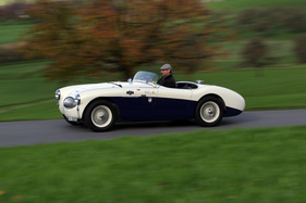 Austin-Healey 100 S (1955) - der Fahrer nimmt eine relativ aufrechte Position ein, die Beine sind weitgehend ausgestreckt