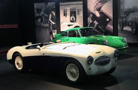 Austin-Healey 100 S (1955) - gesuchtes und rares Rennmodell - hier Chassis AHS 3603 auf dem Fiskens-Stand (Rétromobile 2013)