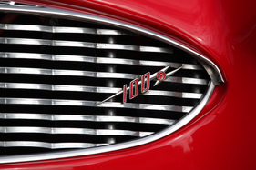 Austin-Healey 100 Six (1958) - der Typenschriftzug - rechts montiert (von vorne gesehen)