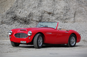 Austin-Healey 100 Six (1958) - die obere Lufthutze kam für den Sechszylinder dazu