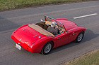 Austin-Healey 100 Six (1958) - man sitzt nahe am Lenkrad