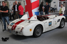 Austin-Healey 3000 "Le Mans" (1962) - in der Sondrschau "Old English Style" des ADAC Ortsclub Friedrichshafen e.V. - die Schuhe gehören dem Model