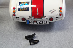 Austin-Healey 3000 "Le Mans" (1962) - in der Sondrschau "Old English Style" des ADAC Ortsclub Friedrichshafen e.V. - die Schuhe gehören dem Model