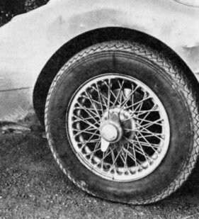 Austin-Healey 3000 Mk III Rally (1964) – Scheibenbremsen hinter Drahtspeichenrädern Austin-Healey 3000 Mk III Rally (1964) – Scheibenbremsen hinter Drahtspeichenrädern