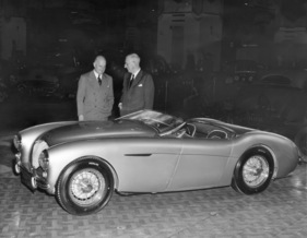 Austin-Healey Hundred (1952) - Leonard Lord und Donald Healey mit dem frisch präsentierten Sportwagen