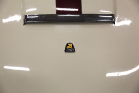 Austin-Healey Sprite 1275 Ashley (1960) - Ashley-Emblem auf der Fronthaube - am OTM Fribourg 2013