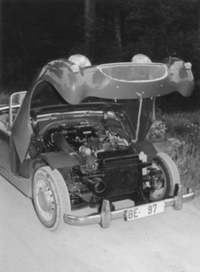 Austin-Healey Sprite Mark I (1958) - bei den frühen Modellen öffnet sich die ganze Front (1958)