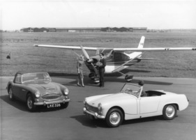 Austin-Healey Sprite Mark II (1961) - zusammen mit dem grossen Austin-Healey 3000 - Flugplatzszenerie