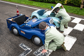 Austin J40 «Service» (1950) – Auch der Service-Utility will wie der Standard-J40 des Konkurrenten vor dem Start kontrolliert sein – Goodwood Revival 2025