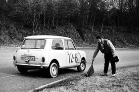 Austin Mini (1962) am SAR-Fahrlehrgang von Monthléry von 1963