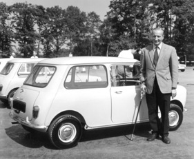 Austin Mini 850 (1960) - Alec Issigonis neben seinem meisterlichen Entwurf