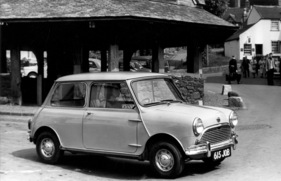 Austin Mini 850 (1964) - immer noch mit 37 PS, aussenliegenden Türscharnieren und Schiebefenstern