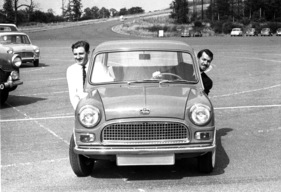 Austin Mini Cooper (1961) - Graham Hill und Jo Bonnier haben Spass am Mini