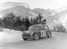 Austin Mini Cooper (1966) - an der Rallye Monte Carlo 1966 Austin Mini Cooper (1966) - an der Rallye Monte Carlo 1966