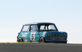 Austin Mini Cooper S (1964) - im Rennen R10 um die AvD-Tourenwagen-Trophäe am AvD Oldtimer Grand Prix 2013 (1964)