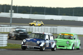 Austin Mini Cooper S (1968) bei der Historic Trophy Nürburgring 2016 - Kampf der Zwerge