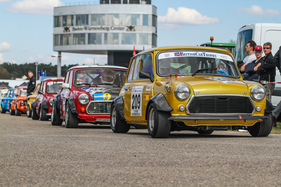 Austin Mini am Preis der Stadt Stuttgart Hockenheim 2015 im Rennen der Kampf der Zwerge