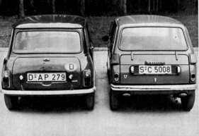 Austin Mini kontra Honda N 360 im Jahr 1968 - sie gleichen sich in ihrer Konzeption, die Rückspiegel sind aber beim Honda besser