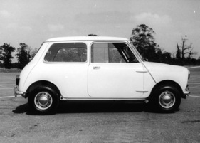 Austin Seven 850 Mini (1959) - der erste Mini hatte aussenliegende Türscharniere und Schiebefenster