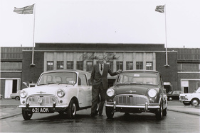 Austin Seven (Mini) (1959) - zusammen mit Alec issigonis und einem Mini von 1965 (1965)