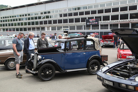 Austin Seven Pearl (1935) viel Interesse für das Vorkriegsmodell auf dem Privatfahrzeugmarkt zwischen den Hallen – Swiss Classic World Luzern 2022 Austin Seven Pearl (1935) viel Interesse für das Vorkriegsmodell auf dem Privatfahrzeugmarkt zwischen den Hallen – Swiss Classic World Luzern 2022