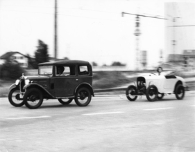 Austin Seven Short Scuttle Saloon (1922) - Seven-Limousine zieht einen Austin 7 Swallow