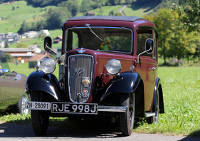 Austin Seven am British Car Meeting 2011 in Mollis - mit Blumenstrauss