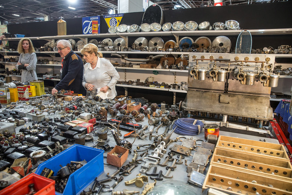 Auswahl an Ersatzteilen - Rétromobile Paris 2020