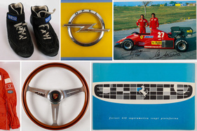 Auswahl an Lots aus der Ni-Cola-Automobilia-Charity-Versteigerung im Nationalen Automuseum The Loh Collection am 23. November 2025
