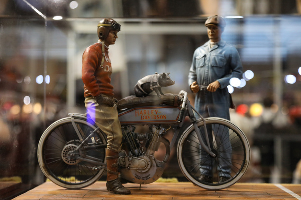 Authentisch wirkendes Modell einer Harley-Davidson – Rétromobile Paris 2025