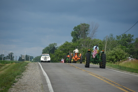 Auto-Klassiker und alte Traktoren auf einer Strasse - Great Race Rallye USA - 24. Juni bis 2. Juli 2017 Auto-Klassiker und alte Traktoren auf einer Strasse - Great Race Rallye USA - 24. Juni bis 2. Juli 2017