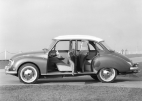 Auto Union 1000 S (1960) - vier weit und gegenläufig öffnende Türen, langer Radstand, technisch weitgehend identisch mit der Basis, auf der auch der 1000 SP aufsetzte
