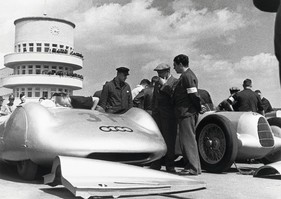 Auto Union (1937) - Bernd Rosemeyer startet im Stromlinienfahrzeug zum Rennen auf der Avus