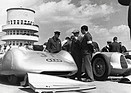 Auto Union (1937) - Bernd Rosemeyer startet im Stromlinienfahrzeug zum Rennen auf der Avus