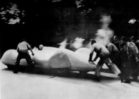Auto Union (1937) - Bernd Rosemeyer startet zur Rekordfahrt im Stromlinien-Rennwagen