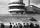 Bild: Auto Union (1937) - Rosemeyer im Stromlinienwagen beim Avus Rennen