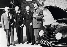 Auto Union F89 (1950) - Kreuzung zwischen DKW F9 Karosserie und F8 Antrieb - Dr. Richard Bruhn, Dr. Carl Hahn und August Horch (2. v. r.)