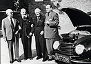Auto Union F89 (1950) - Kreuzung zwischen DKW F9 Karosserie und F8 Antrieb - Dr. Richard Bruhn, Dr. Carl Hahn und August Horch (2. v. r.)