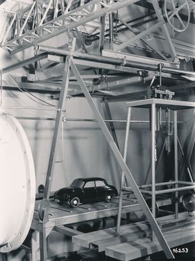 Auto Union FX-4 (1952) - Das Modell des FX 4 im Windkanals der J.M. Voith GmbH in Heidenheim:Brenz. Aerodynamik und Druckverteilung der Fahrzeugoberfläche wurden eingehend untersucht