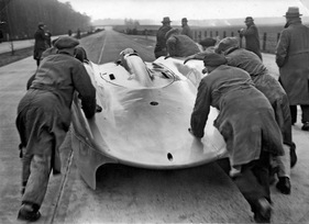 Auto Union (Jahrgang 1937) - Weltrekordversuch am 28. Januar 1938 von Bernd Rosemeyer - der Wagen wird in Fahrtrichtung angeschoben Auto Union (Jahrgang 1937) - Weltrekordversuch am 28. Januar 1938 von Bernd Rosemeyer - der Wagen wird in Fahrtrichtung angeschoben
