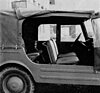 Auto-Union Munga (1962) – Blick in den Innenraum mit viel Knieraum auf der Rückbank. Recht flachstehendes Lenkrad